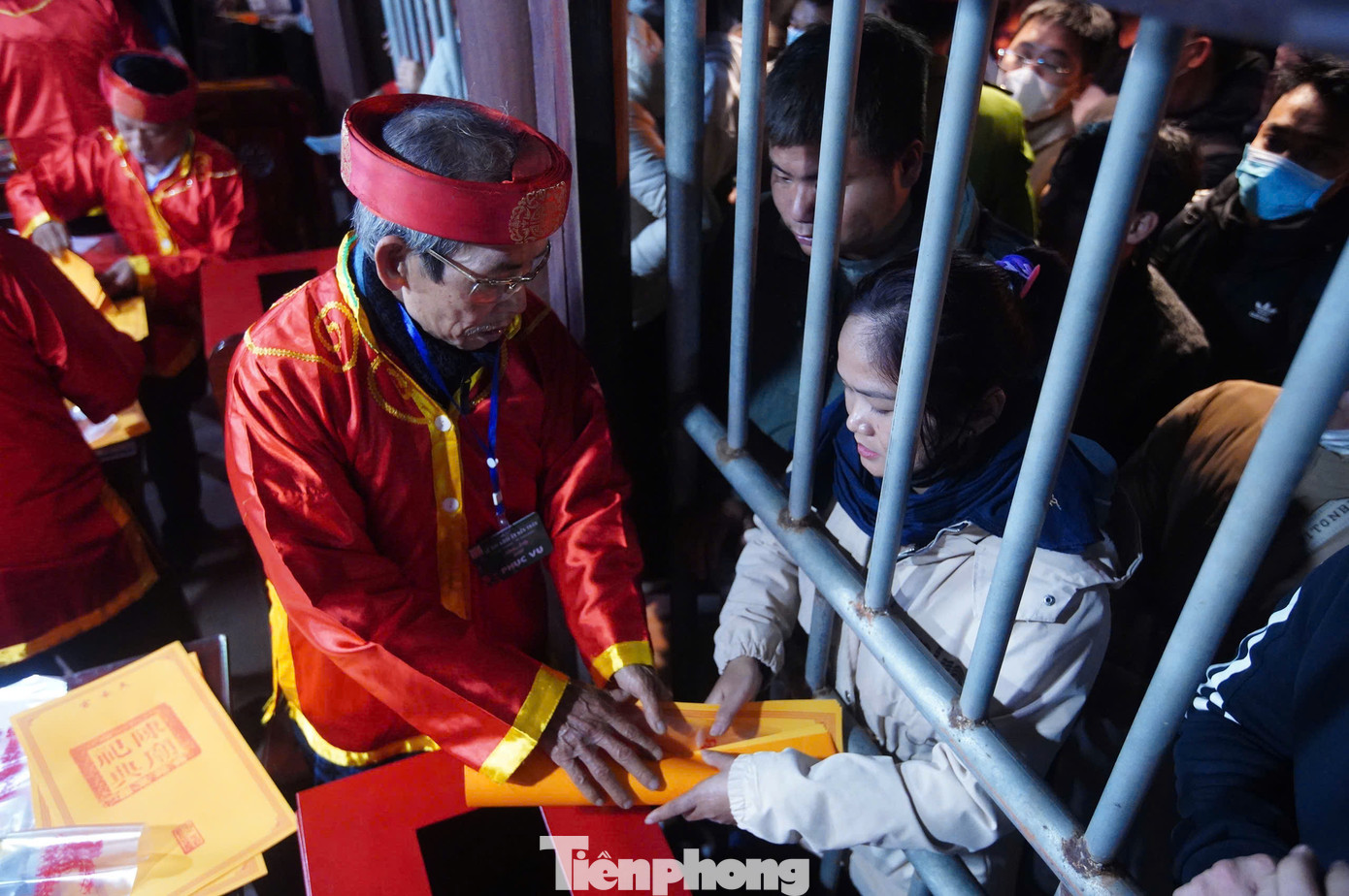 Cảnh tượng đông đúc, tấp nập ở khu vực phát ấn là hình ảnh quen thuộc của nhiều mùa lễ hội. Việc phát ấn do hội người cao tuổi và hội cựu chiến binh thực hiện.