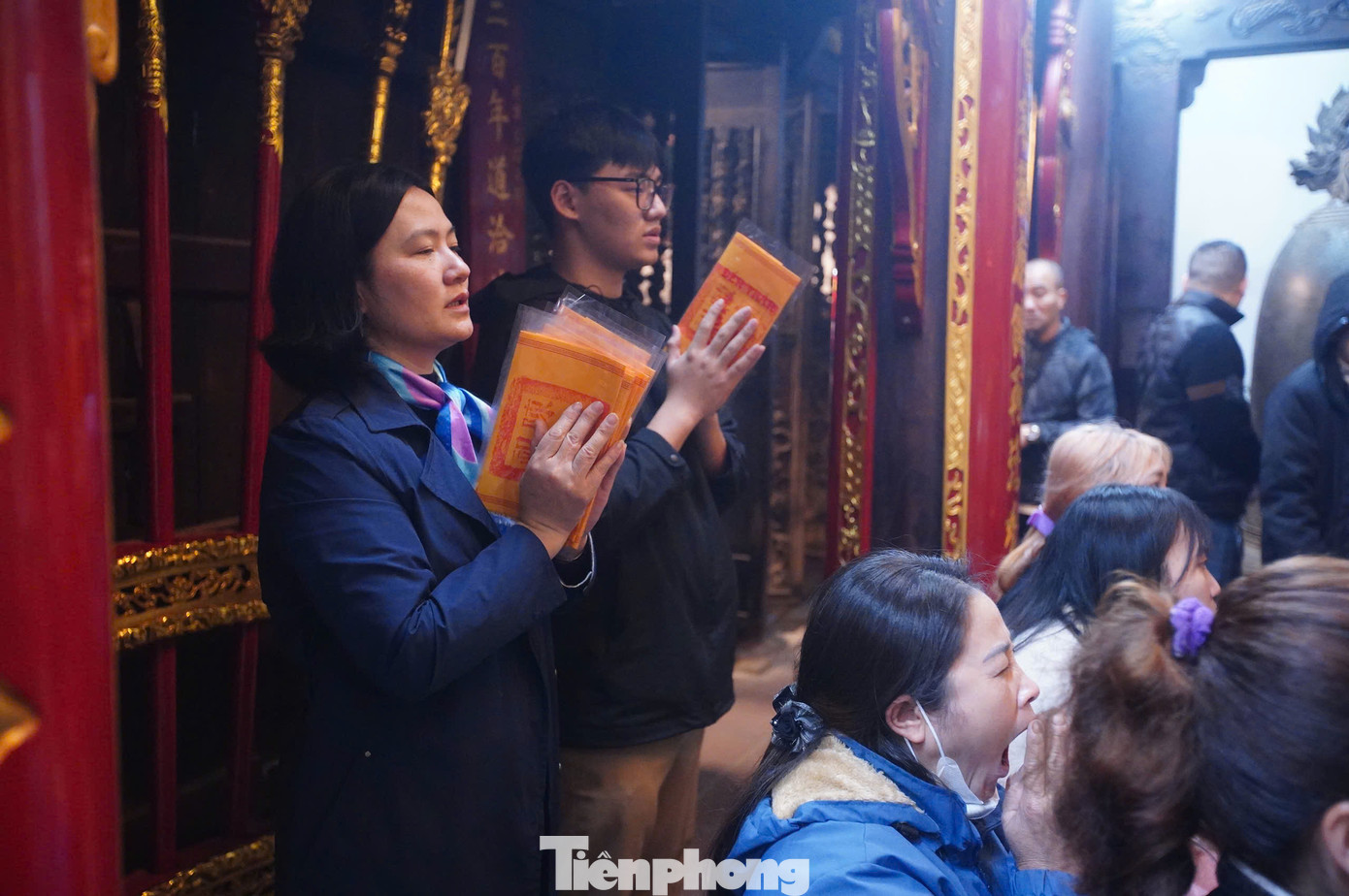 Với lá ấn, người dân tiếp tục thành kính dâng lễ, gửi gắm những tâm tư, nguyện vọng về một năm may mắn, thành công tới đức thánh Trần.