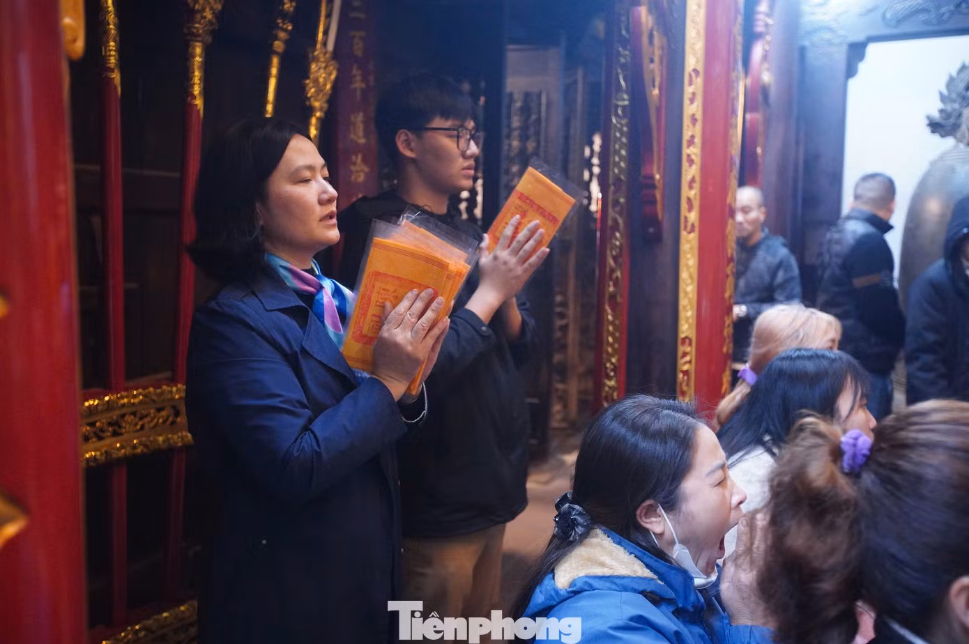 Với lá ấn, người dân tiếp tục thành kính dâng lễ, gửi gắm những tâm tư, nguyện vọng về một năm may mắn, thành công tới đức thánh Trần.
