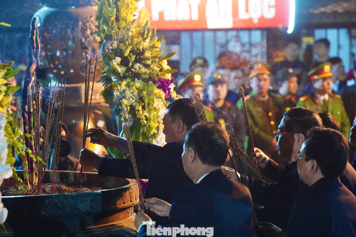 Sau phần đọc diễn văn, các đại biểu dâng hương trước ban thờ Trung thiên đền Thiên Trường.