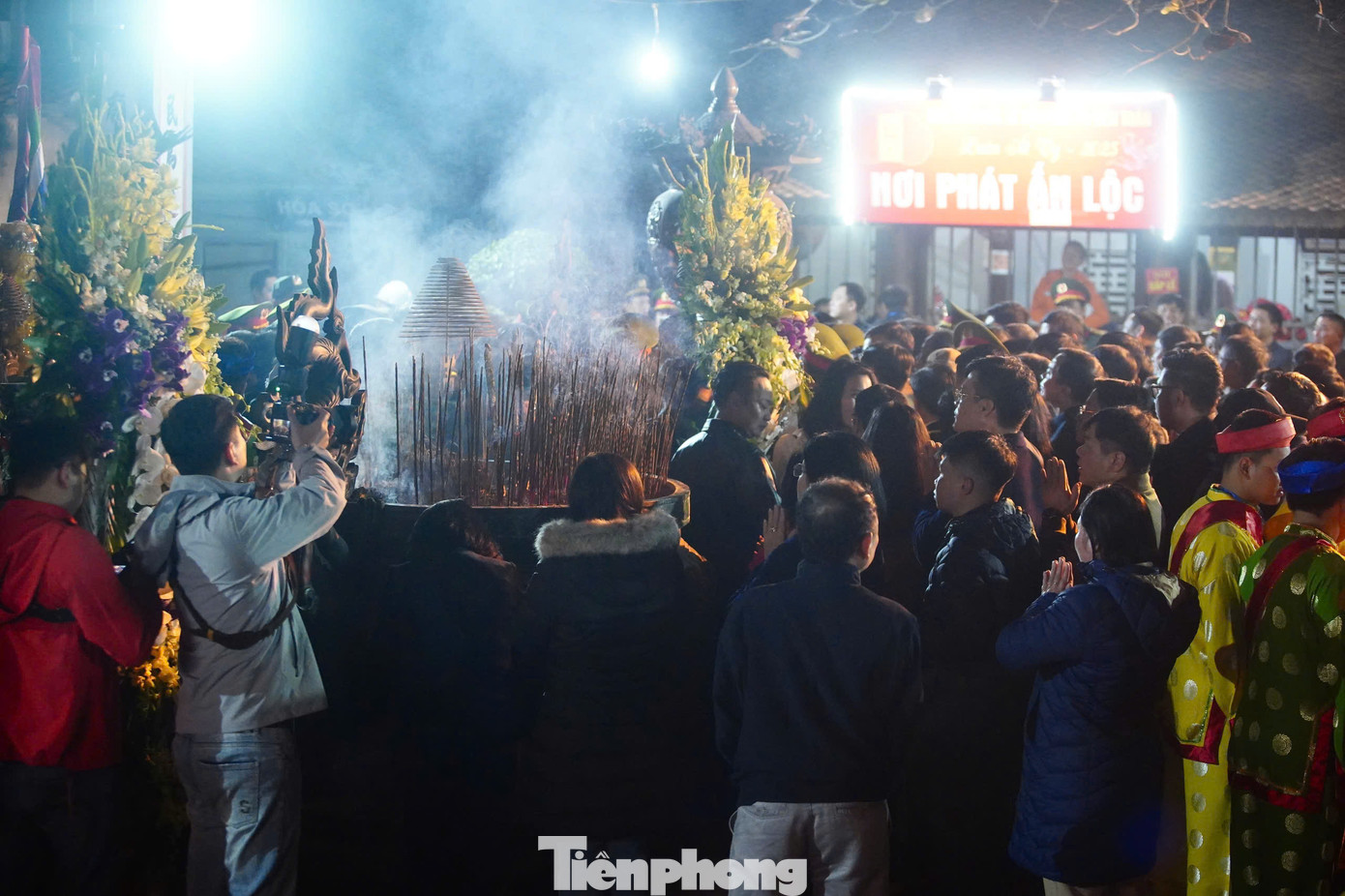 Sau khi các nghi lễ chính diễn ra, cửa đền được mở cho người dân và khách thập phương vào lễ đầu năm. Tuy nhiên, để hạn chế tình trạng chen lấn, xô đẩy nhau khi đi xin lộc ấn, nhà đền tổ chức phát ấn cho nhân dân và du khách từ 5h sáng 15 tháng Giêng tại các điểm: 3 nhà Giải Vũ, nhà trưng bày Đền Trùng Hoa.