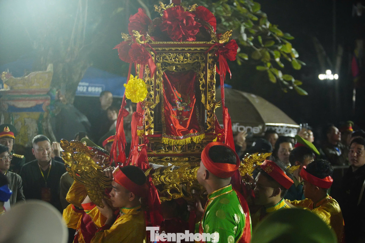 Lễ Khai ấn đền Trần tiếp tục với nghi lễ rước kiệu ấn từ Đền Cố Trạch sang Đền Thiên Trường, dâng hương, tế cáo trước ban thờ Trung Thiên Đền Thiên Trường, rước ấn vào nội cung và đặt tại ban công đồng để làm lễ xin Khai ấn.