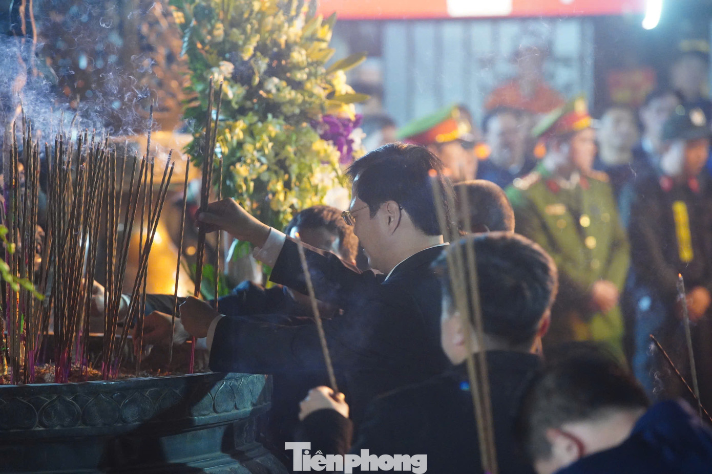 Sau phần đọc diễn văn, các đại biểu dâng hương trước ban thờ Trung thiên đền Thiên Trường.