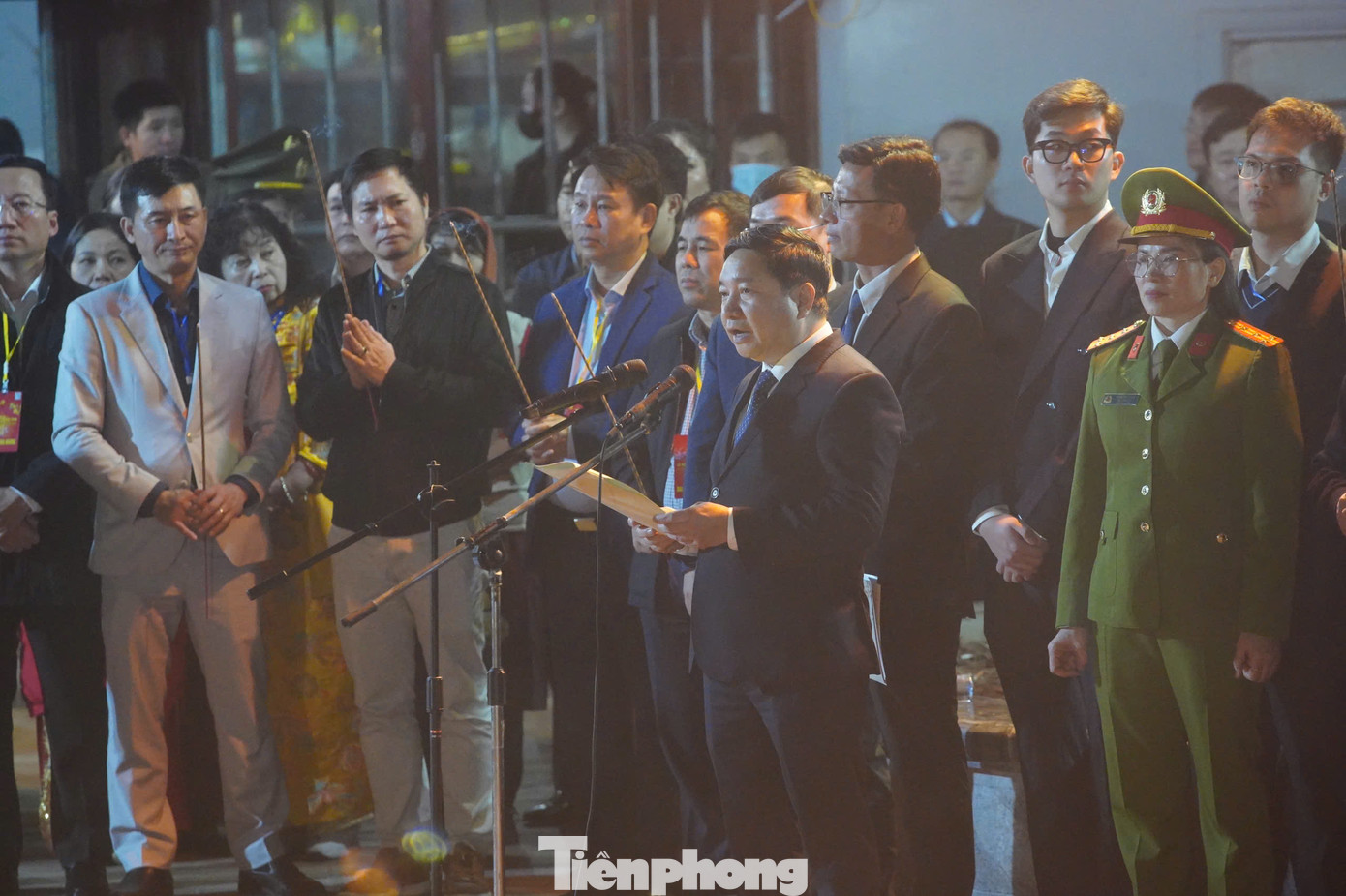 Đêm Khai ấn đền Trần bắt đầu từ 22h15 với nghi lễ dâng hương do UBND thành phố chủ trì. Diễn văn lễ dâng hương do ông Nguyễn Tiến Dũng - Chủ tịch UBND TP. Nam Định - thực hiện. "Lễ Khai ấn đền Trần được tổ chức vào đêm 14, rạng sáng 15 tháng Giêng không chỉ mang đậm giá trị văn hóa truyền thống, yếu tố tâm linh mà còn mang tính giáo dục lịch sử sâu sắc, thể hiện truyền thống uống nước nhớ nguồn của dân tộc mà còn là cách các tầng lớp nhân dân bày tỏ lòng thành kính, tri ân công đức của các bậc tiền nhân, ghi nhớ công lao to lớn của triều Trần trong dựng nước và giữ nước Đại Việt", ông Nguyễn Tiến Dũng nêu.