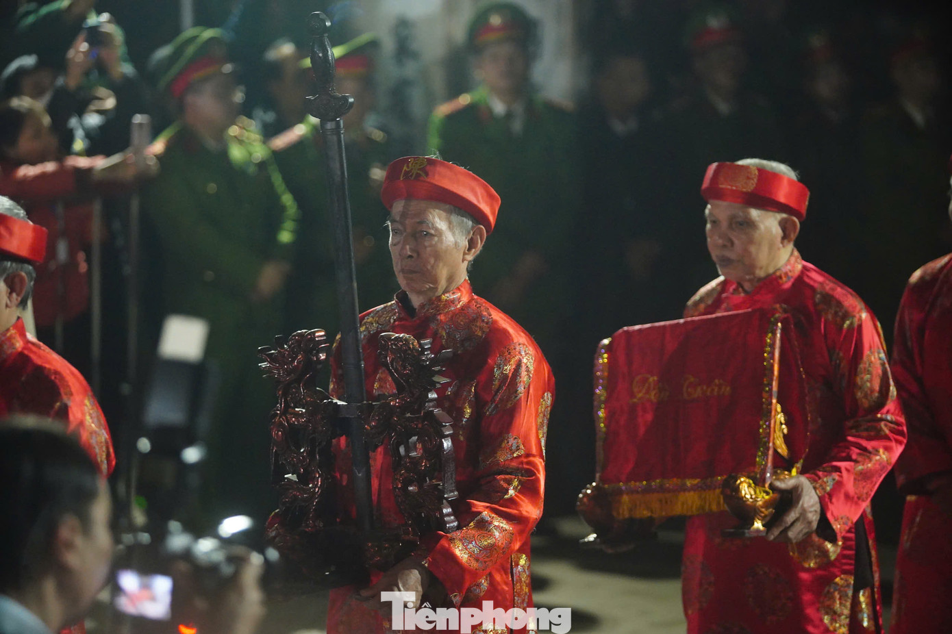 Nghi lễ Khai ấn được thực hiện cuối cùng. Sau khi nhà đền dâng Chúc văn Khai Ấn, 14 cụ Cao niên phường Lộc Vượng, đại diện một số ban, ngành, đoàn thể vào nội cung chứng kiến nghi lễ và đóng dấu Khai Ấn (14 cánh ấn bằng giấy màu vàng).