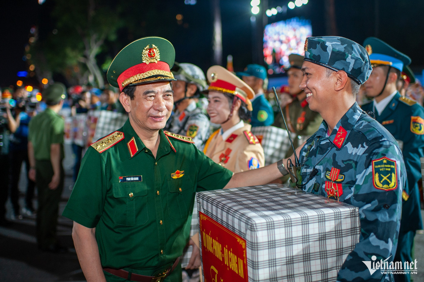 Đại tướng Phan Văn Giang động viên cán bộ, chiến sĩ tham gia hợp luyện. Ảnh: Nguyễn Huế.