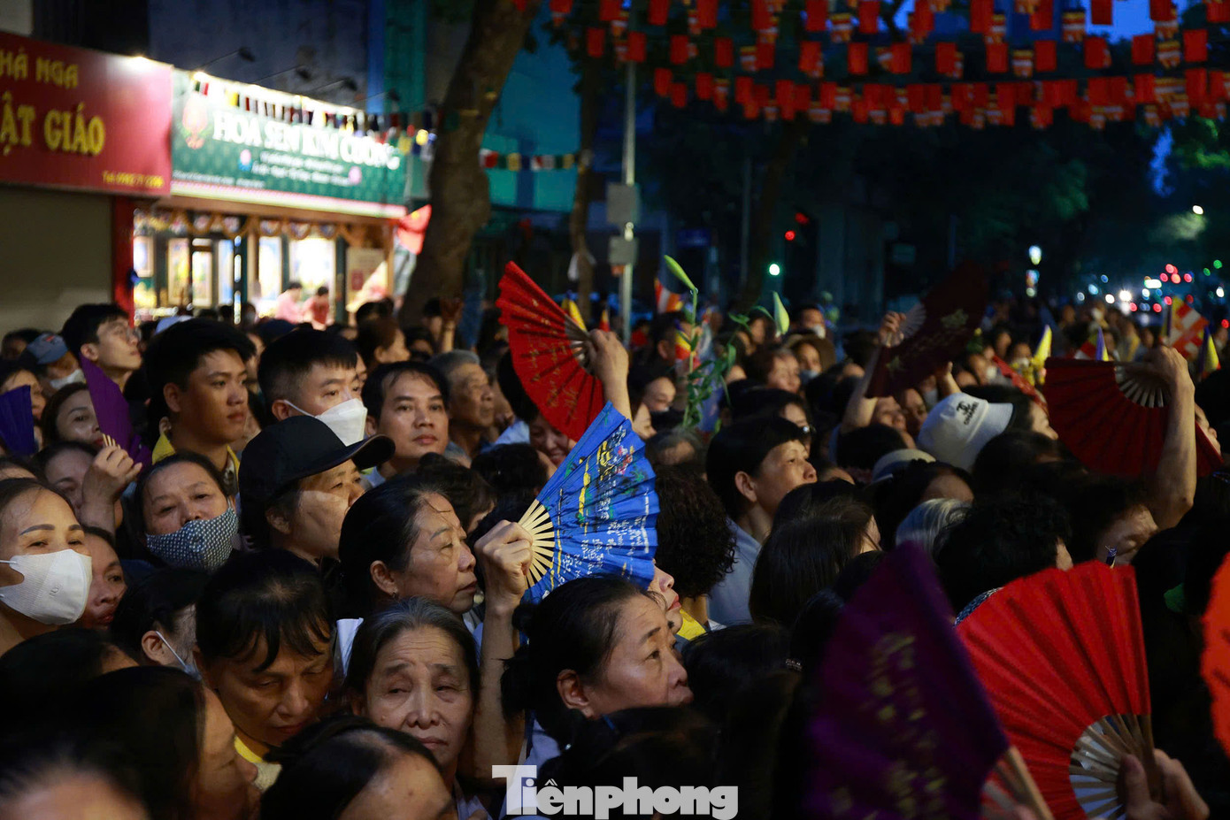 Người dân xếp hàng đông nghịt tại khu vực chùa Quán Sứ.