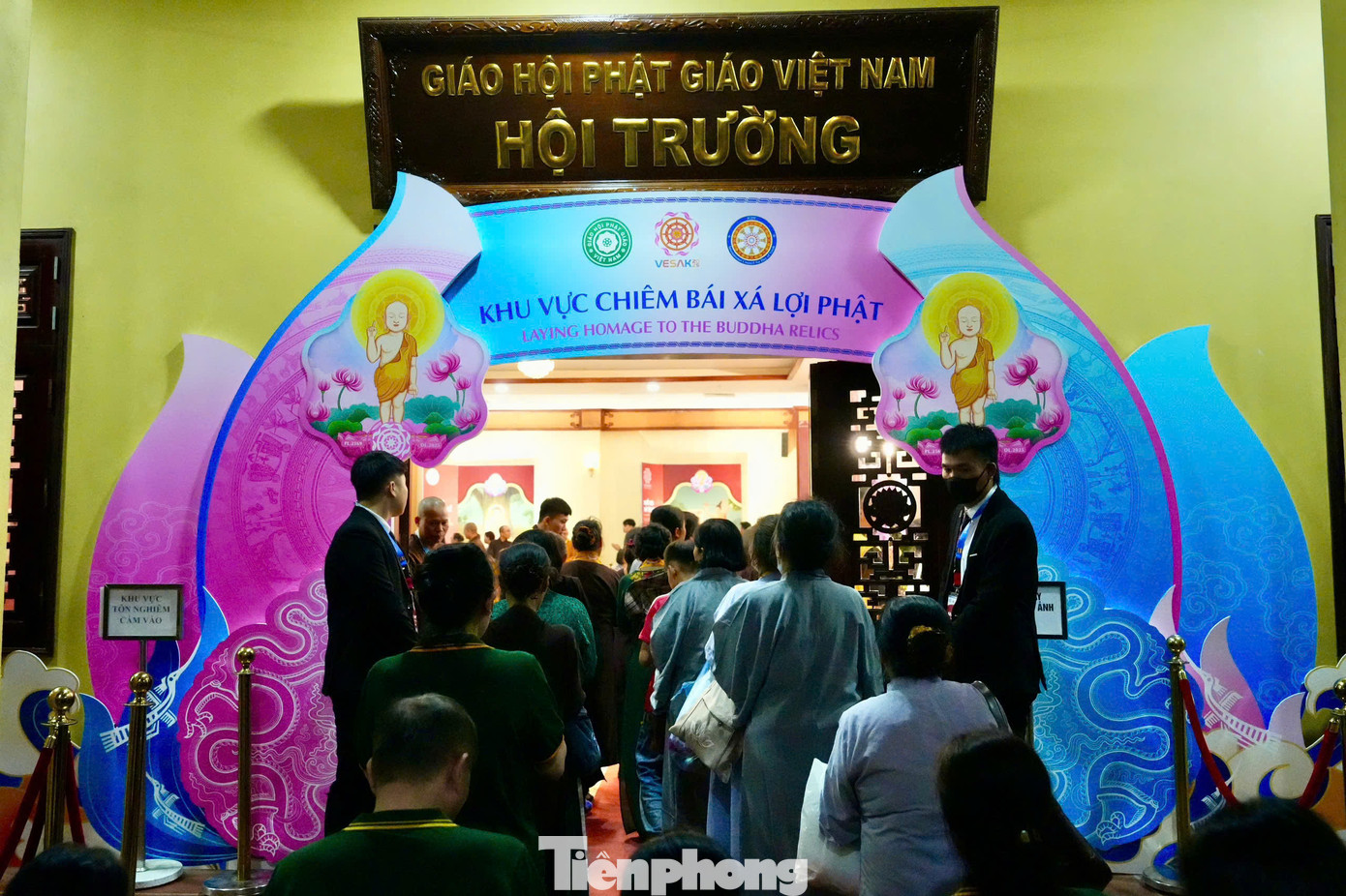 Đúng 7h, chùa Quán Sứ mở cửa đón những đoàn khách đầu tiên vào chiêm bái xá lợi Phật.