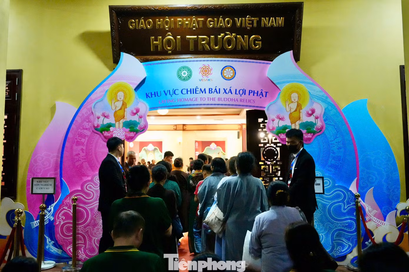 Đúng 7h, chùa Quán Sứ mở cửa đón những đoàn khách đầu tiên vào chiêm bái xá lợi Phật.