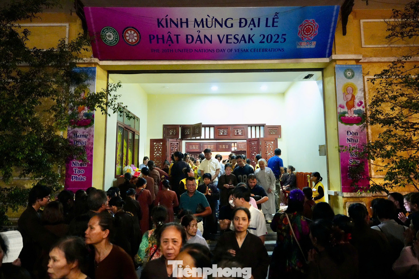 Đúng 7h, chùa Quán Sứ mở cửa đón những đoàn khách đầu tiên vào chiêm bái xá lợi Phật.