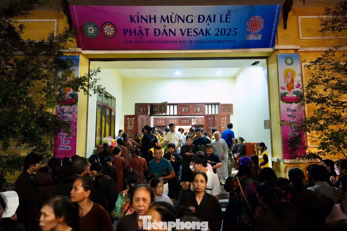 Đúng 7h, chùa Quán Sứ mở cửa đón những đoàn khách đầu tiên vào chiêm bái xá lợi Phật.