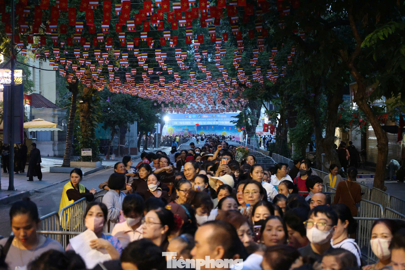 Tờ mờ sáng dòng người trước chùa Quán Sứ dài thêm. Không ai muốn bỏ lỡ khoảnh khắc linh thiêng, được chiêm bái xá lợi Phật. Đây là lần thứ tư xá lợi Phật được cung rước ra ngoài phạm vi đất nước Ấn Độ, lần đầu tiên đến Việt Nam.
