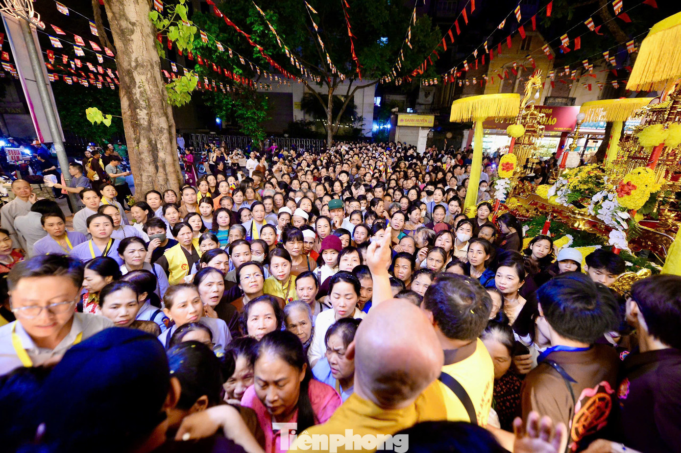 Thượng tọa Thích Minh Quang, Ủy viên Thư ký Hội đồng Trị sự, Phó Chánh Văn phòng T.Ư Giáo hội Phật giáo Việt Nam dự kiến chùa Quán Sứ đón rất đông Phật tử từ khắp nơi đổ về chiêm bái xá lợi Phật. Để chuẩn bị tiếp đón lượng lớn khách thập phương, Giáo hội Phật Giáo Việt Nam đã huy động hàng nghìn tình nguyện viên, phụng sự viên tham gia góp sức.