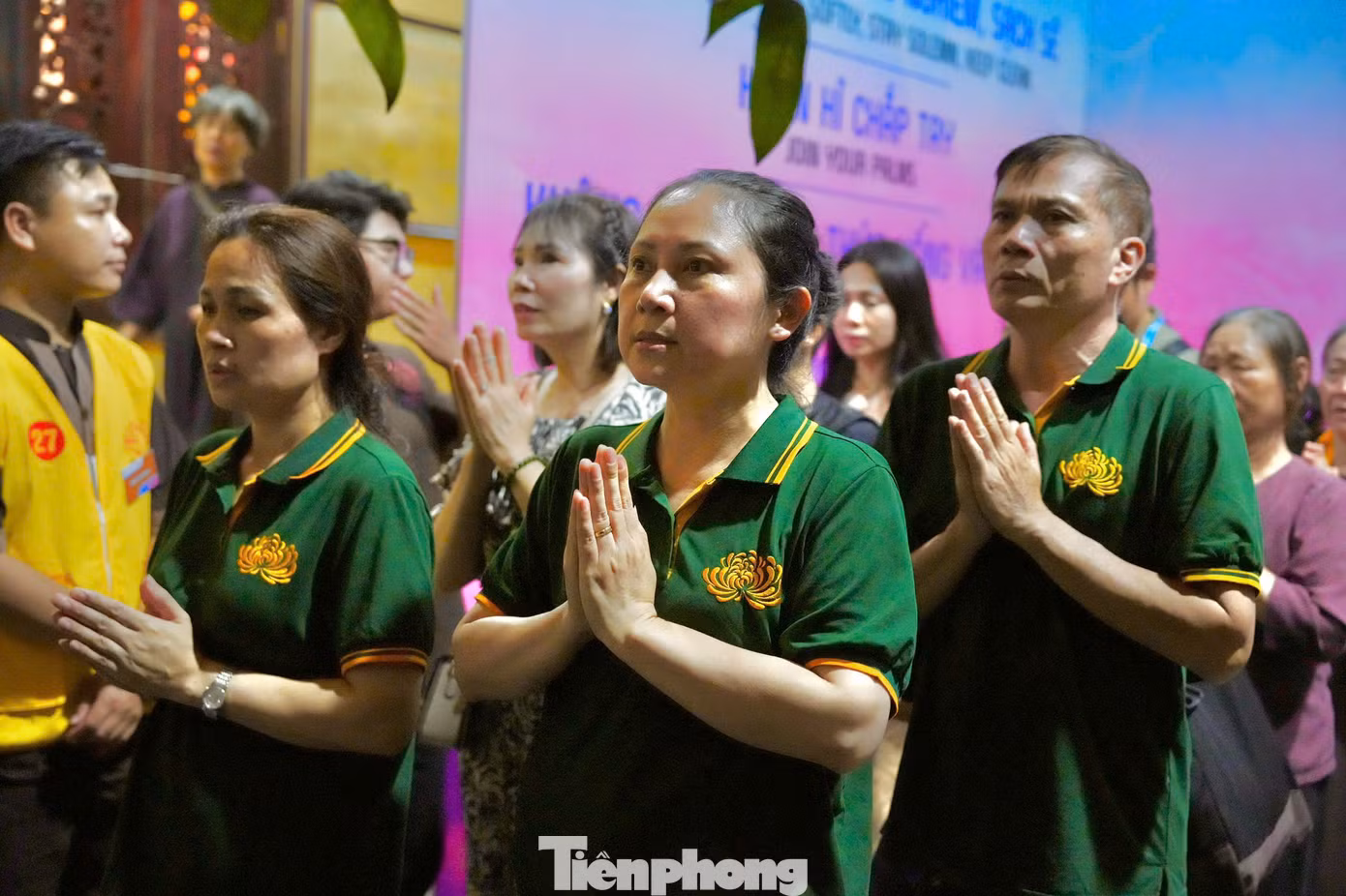 Tăng ni, Phật tử, du khách thập phương vái vọng từ xa.