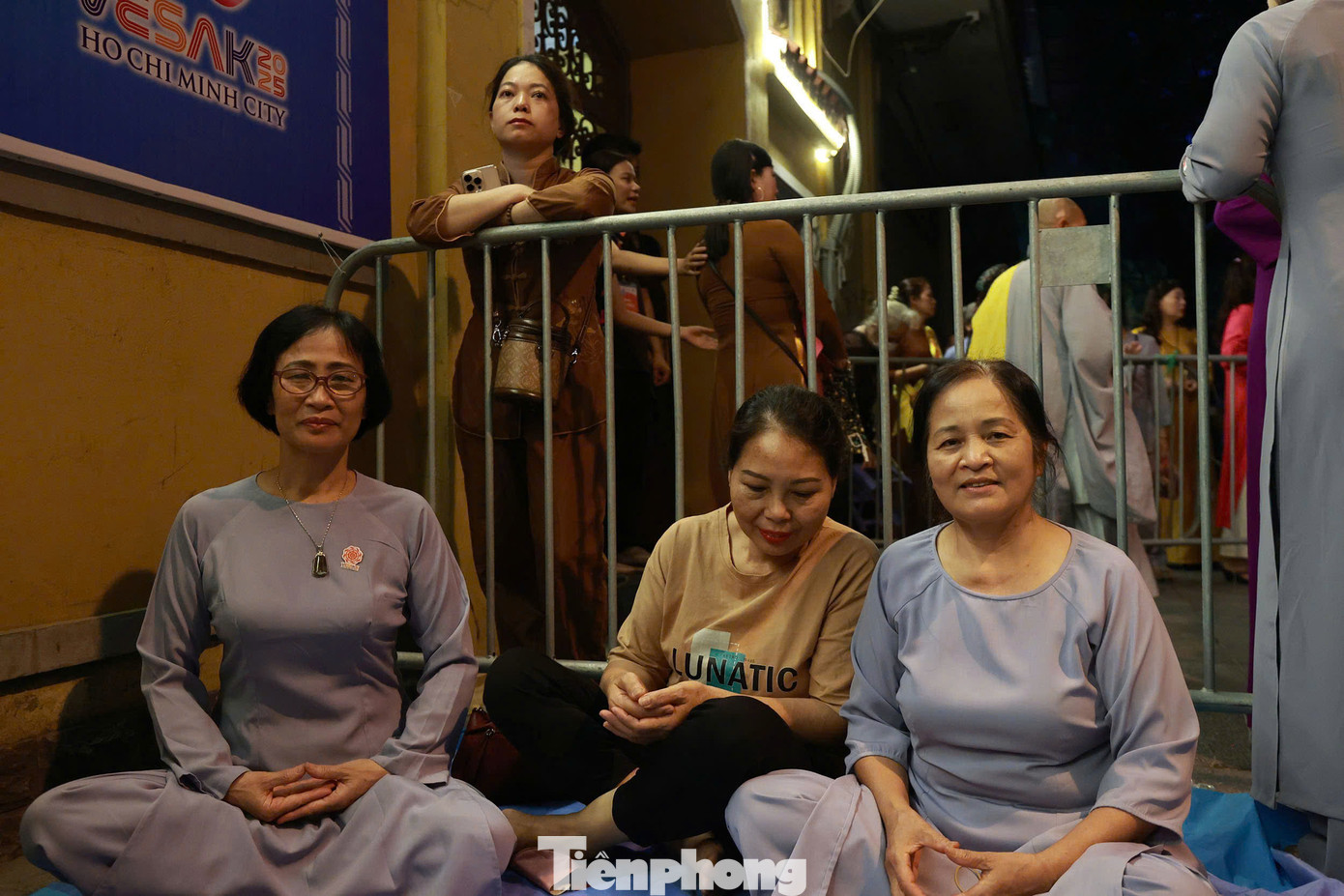 Người dân xếp hàng đông nghịt tại khu vực chùa Quán Sứ.