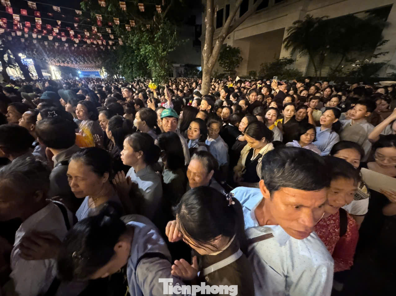 Nhiều người chờ đợi trước cổng chùa Quán Sứ để có cơ hội sớm nhất vào chiêm bái xá lợi Phật - một biểu tượng được tôn kính như pháp thân và trí tuệ giác ngộ của Đức Phật.