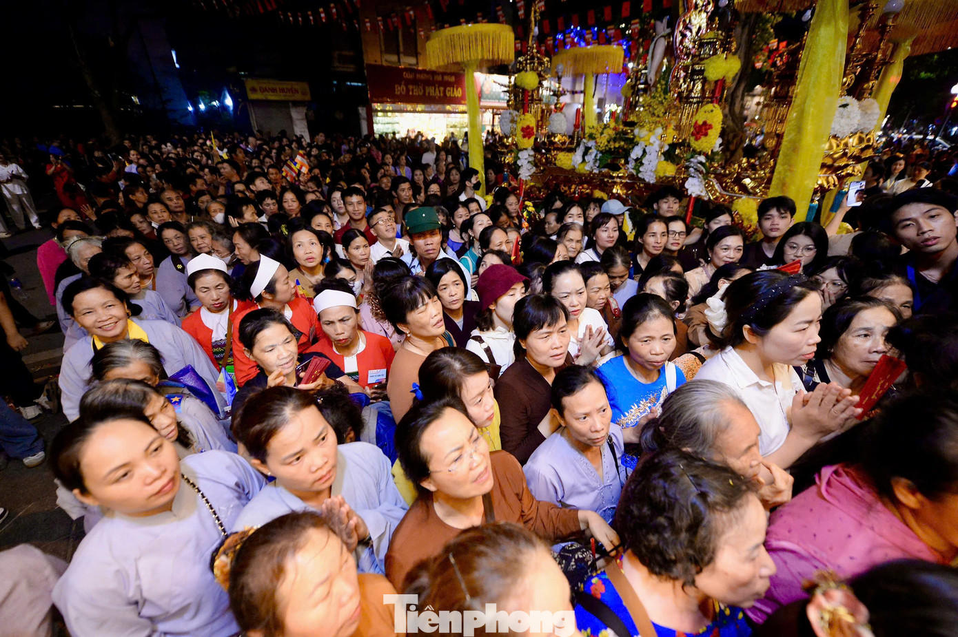 Người dân xếp hàng đông nghịt tại khu vực chùa Quán Sứ.