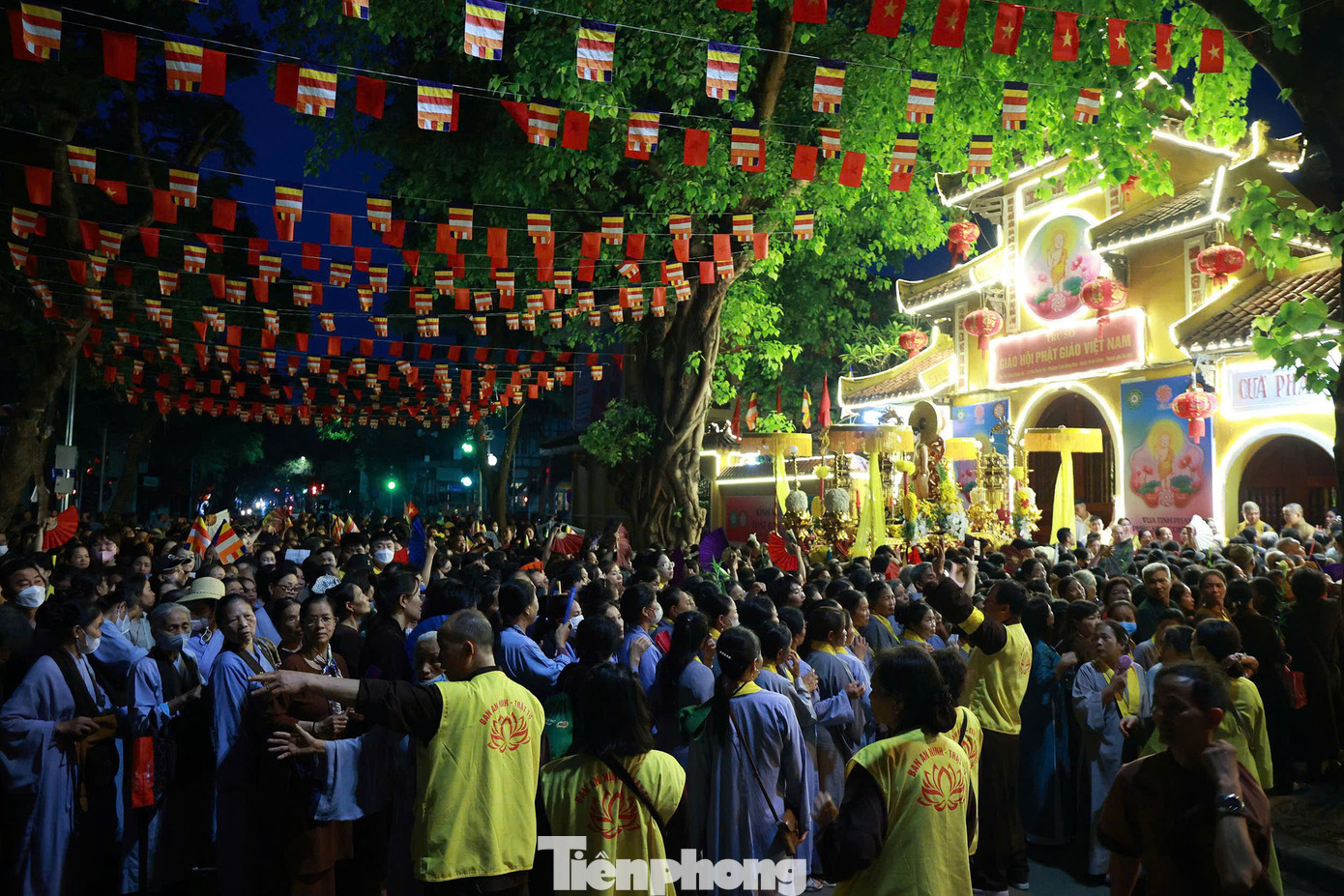 Xá lợi Phật Thích Ca Mâu Ni được cung thỉnh về chùa Quán Sứ chiều 13/5. Tối cùng ngày, xá lợi được rước qua nhiều tuyến phố trung tâm Thủ đô Hà Nội. Đoàn rước thu hút hàng nghìn người dân theo dõi, đón xem, tạo nên khung cảnh linh thiêng trên đường phố Hà Nội.