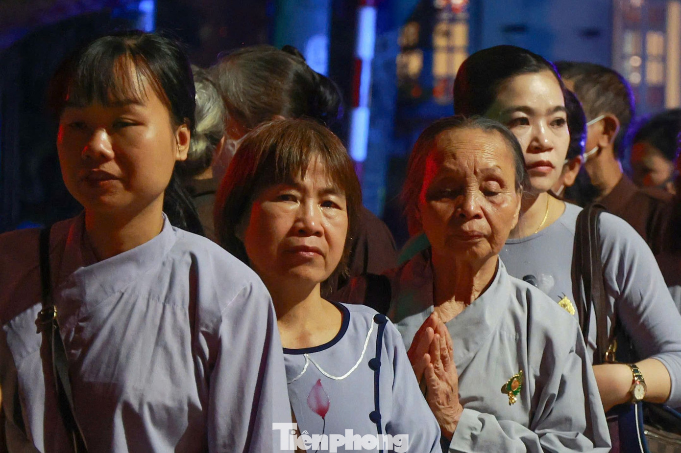 Người dân xếp hàng đông nghịt tại khu vực chùa Quán Sứ.