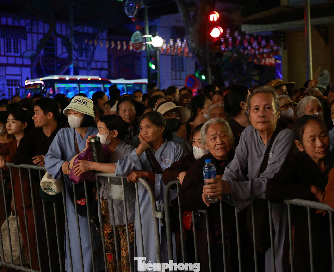 Từ giữa đêm 13/5 đến sáng sớm 14/5, dòng người đổ về chùa Quán Sứ ngày càng đông.