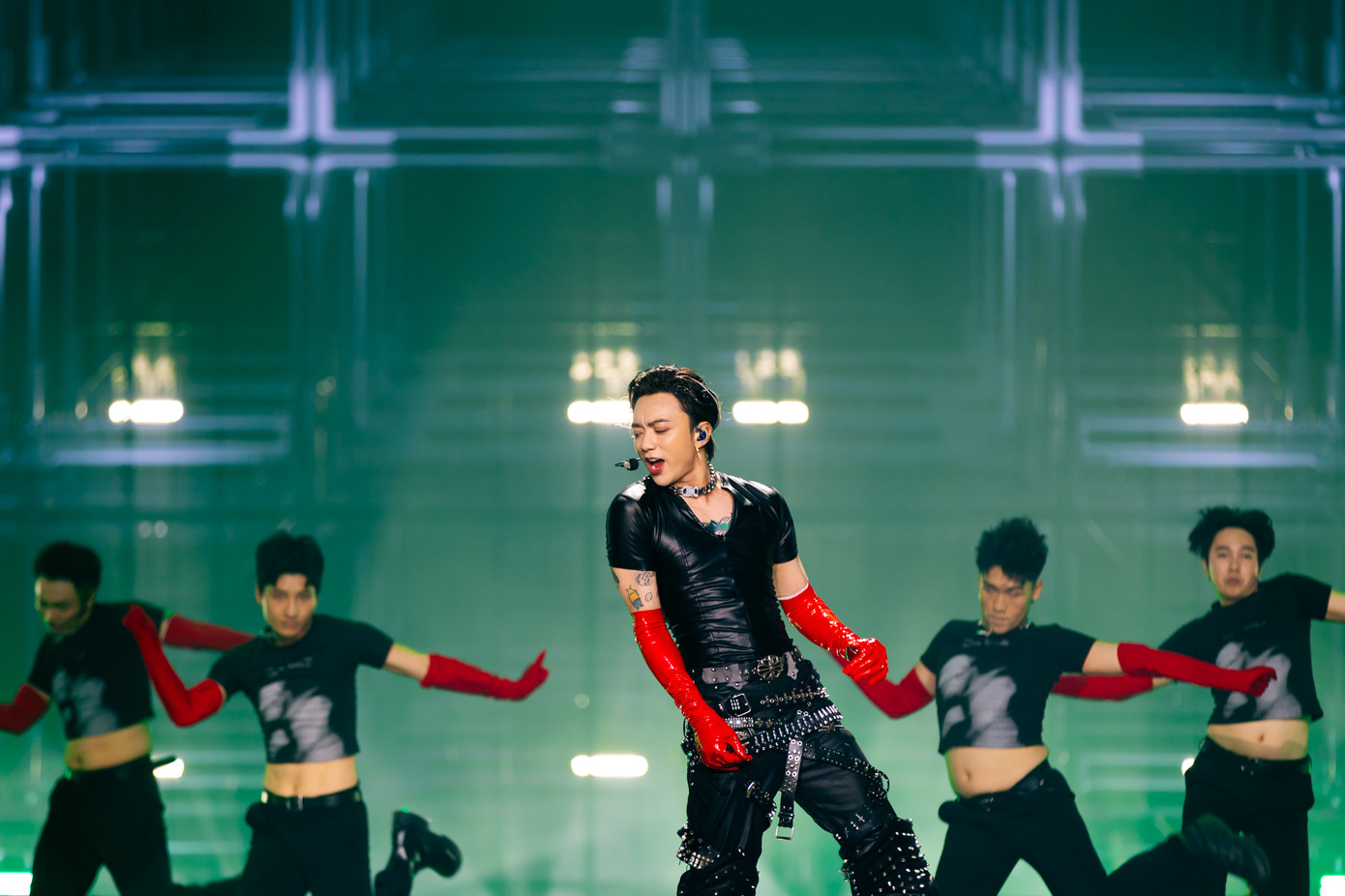 Nối tiếp đêm diễn thứ nhất, Soobin tiếp tục chiêu đãi khán giả một bữa tiệc âm nhạc. Trong hơn 3 tiếng, nam ca sĩ mang đến cho khán giả hơn 30 tiết mục cả solo và kết hợp cùng dàn nghệ sĩ khách mời.