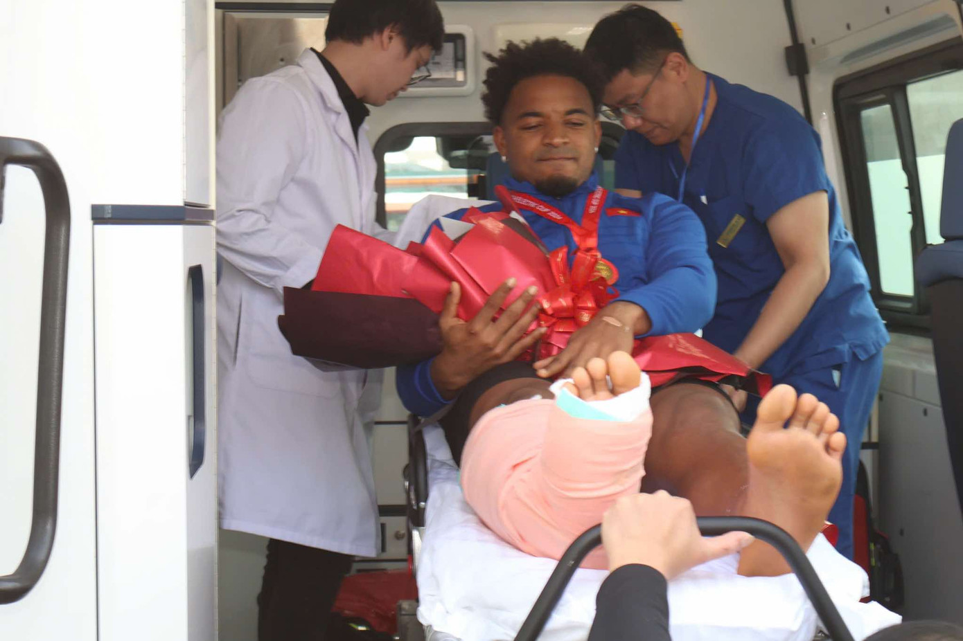 Cầu thủ Nguyễn Xuân Son nhận hoa chúc mừng.