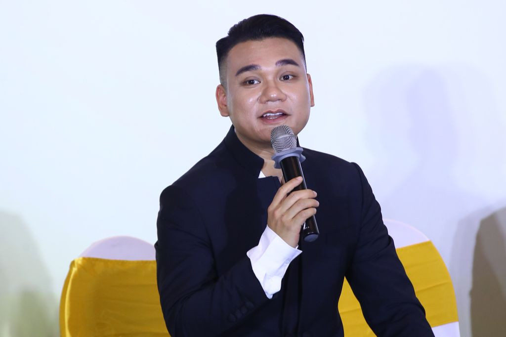 Khắc Việt cho biết anh khá nghiêm khắc trong việc dạy con. Khắc Việt cho biết anh khá nghiêm khắc trong việc dạy con.