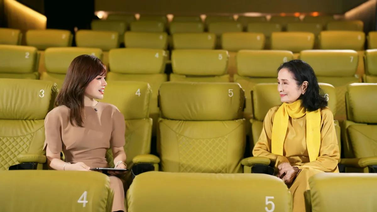 Trong chương trình, NSND Trà Giang chia sẻ về kỷ niệm và những khó khăn khi quay Vĩ tuyến 17 ngày và đêm.