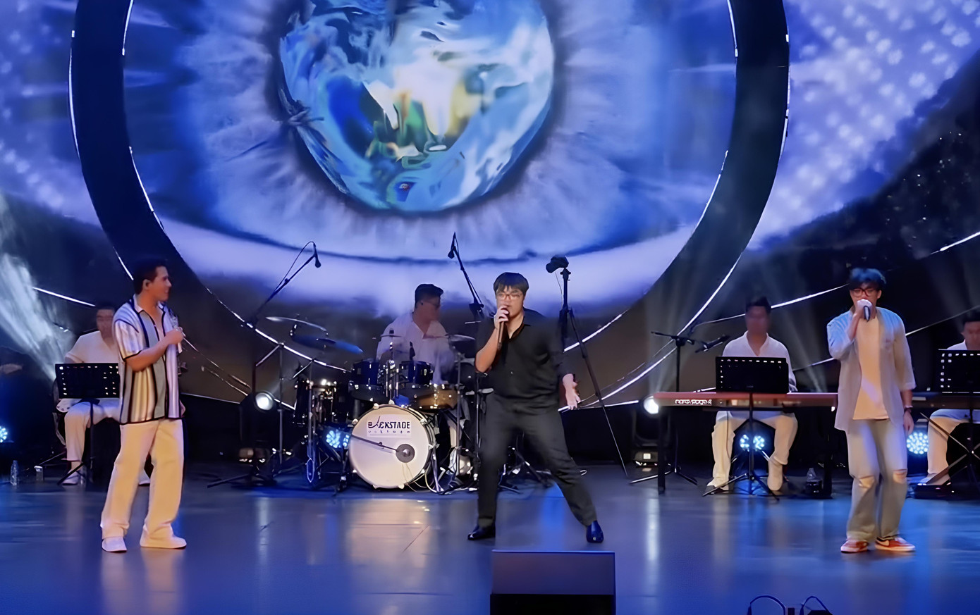 Con trai NSND Xuân Bắc tự tin biểu diễn cùng Quốc Thiên trong đêm nhạc Hãy để anh đi. Con trai NSND Xuân Bắc tự tin biểu diễn cùng Quốc Thiên trong đêm nhạc Hãy để anh đi.