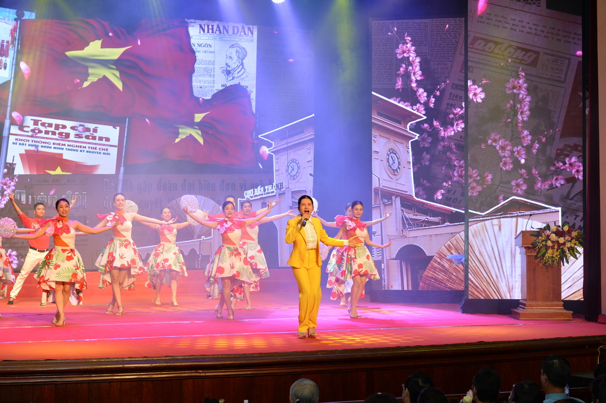 Một số tiết mục văn nghệ trong lễ trao giải. Một số tiết mục văn nghệ trong lễ trao giải.