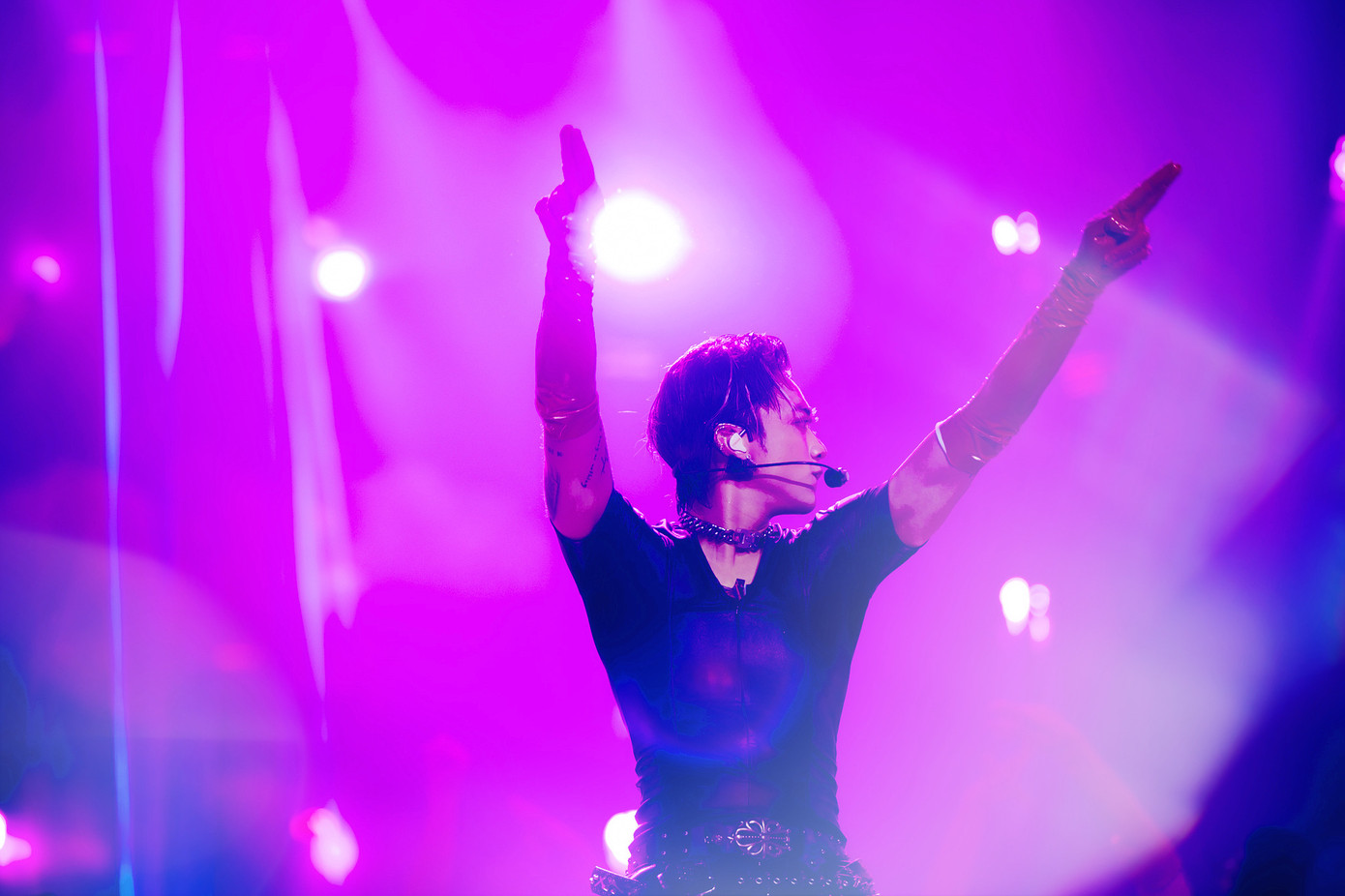 Bên cạnh những sân khấu đầy màu sắc khoe trọn giọng hát, khả năng vũ đạo của Soobin, khán giả cũng có những phút giây lắng đọng với những chia sẻ của khách mời, gia đình về Soobin và hành trình 14 năm hoạt động nghệ thuật của anh.