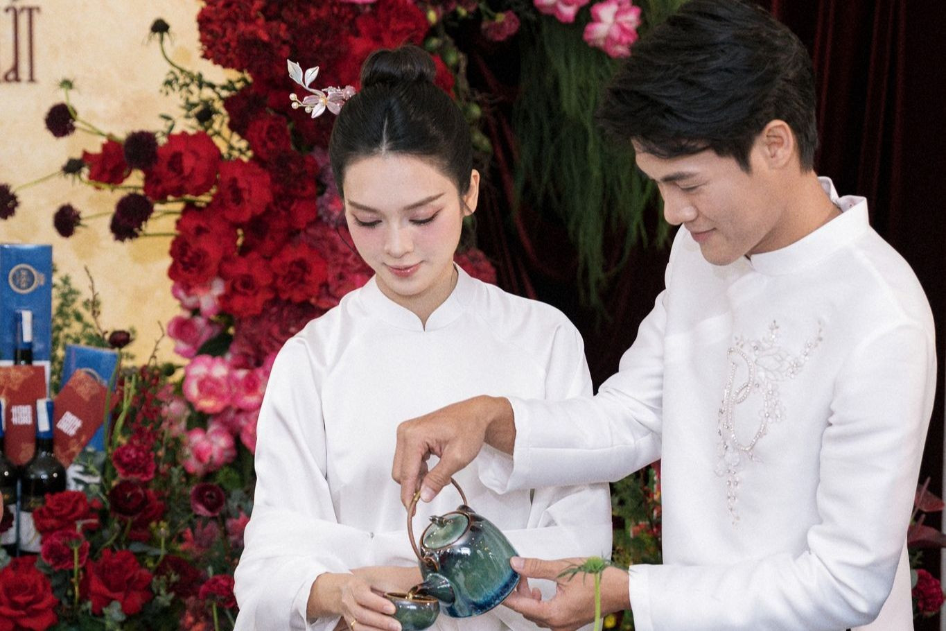 Cô dâu và chú rể diện áo dài đồng điệu, thực hiện các nghi lễ truyền thống như rót rượu mời ông bà, cha mẹ và nhận quà cưới từ hai bên gia đình. Ảnh: Tada Wedding Film. Cô dâu và chú rể diện áo dài đồng điệu, thực hiện các nghi lễ truyền thống như rót rượu mời ông bà, cha mẹ và nhận quà cưới từ hai bên gia đình. Ảnh: Tada Wedding Film.