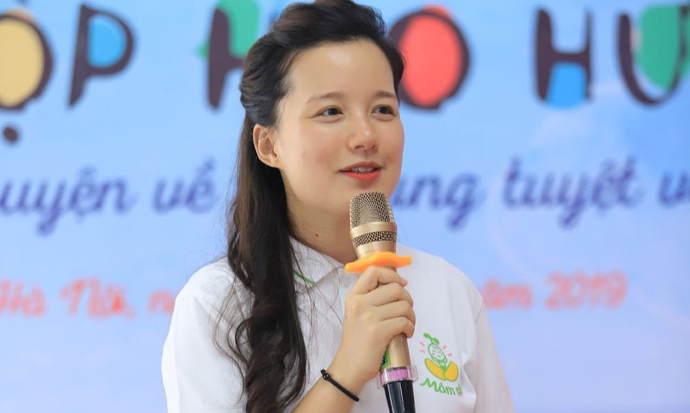 Nữ MC thay mặt Ban lãnh đạo Làng Háo Hức khẳng định nghiêm túc tiếp thu mọi phản ánh của khách hàng.