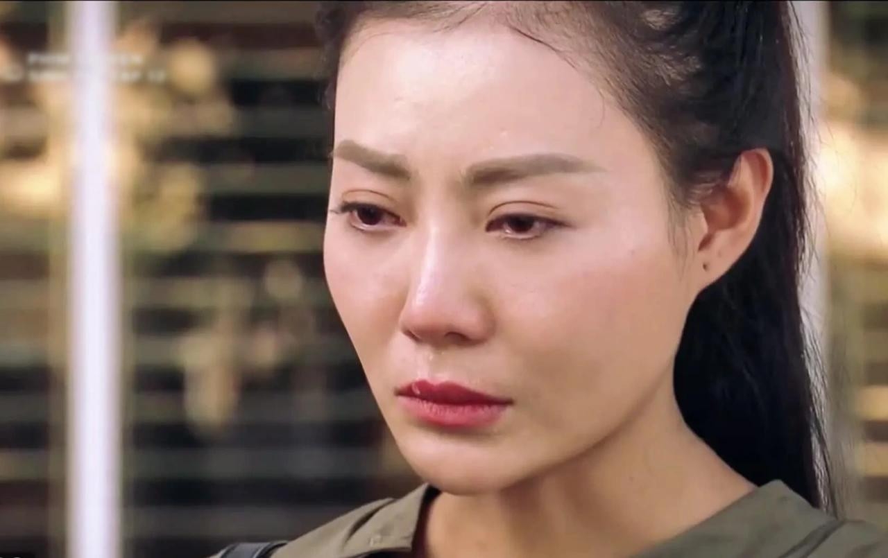 Tạo hình của Thanh Hương trong vai nhà báo Hoàng Ngân trong phim Sinh tử.