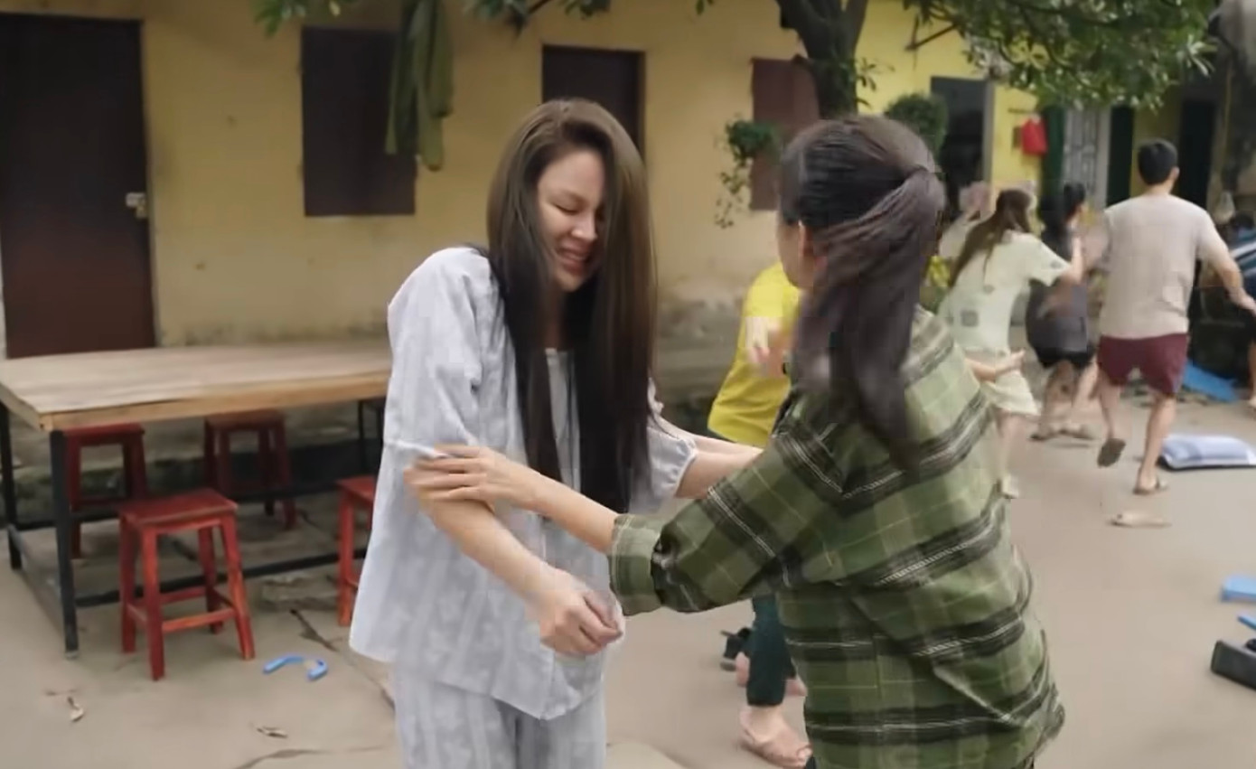 Mọi người trong xóm trọ vây quanh hỏi thăm, an ủi Lan Anh khi cô bị chồng đánh.