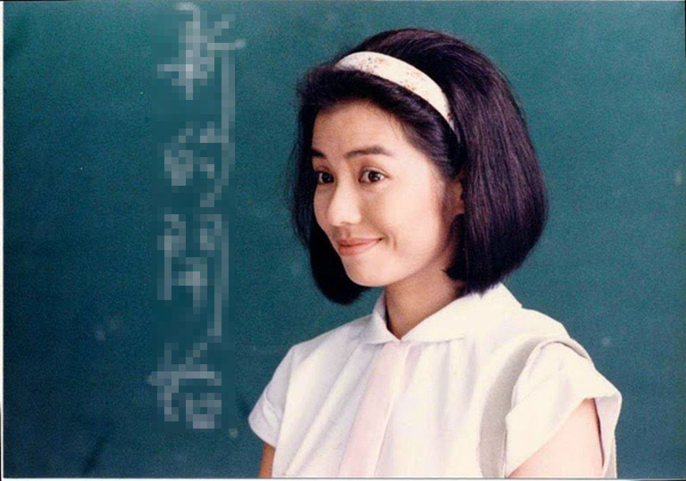 Nhan sắc nổi trội giúp bà thuận lợi bước chân vào showbiz. Bà nhanh chóng “lọt mắt xanh” các đạo diễn nhờ vẻ đẹp tươi tắn, rực rỡ, đặc biệt là nụ cười má lúm đồng tiền xao xuyến mọi ánh nhìn. Cùng với Lâm Thanh Hà, Trương Mạn Ngọc và Mai Diễm Phương, bà góp phần tạo nên bộ tứ mỹ nhân lừng lẫy Hong Kong thập niên 1980-1990. Ảnh: HK01.