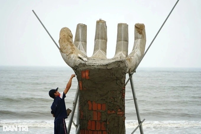 Các bức tượng bàn tay được xây dựng dọc bờ biển Hải Tiến. Ảnh: Dân trí.
