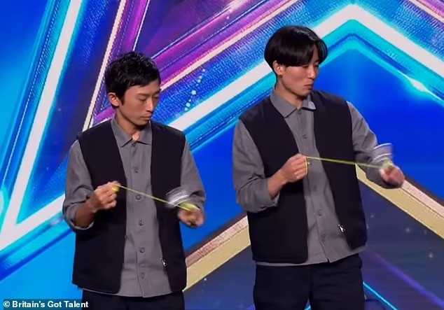Shu Takada (phải) từng tham gia America&apos;s Got Talent 2022. Ảnh: Britain&apos;s Got Talent.