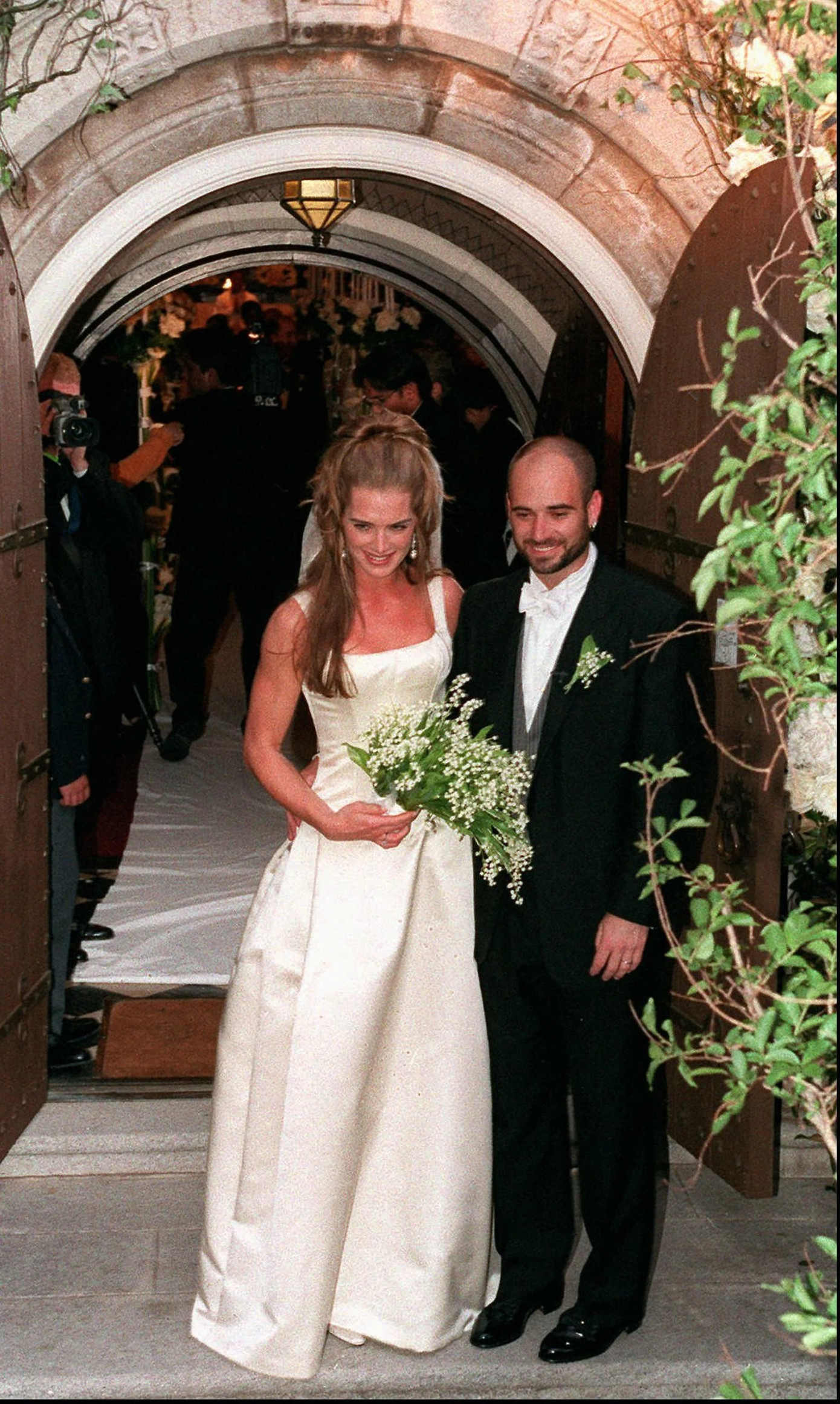 Shields kết hôn với vận động viên quần vợt Andre Agassi vào năm 1997 sau 4 năm hẹn hò. Hôn lễ diễn ra tại nhà thờ St. John ở Pebble Beach, California. Họ ly dị vào năm 1999. Ảnh: AP.