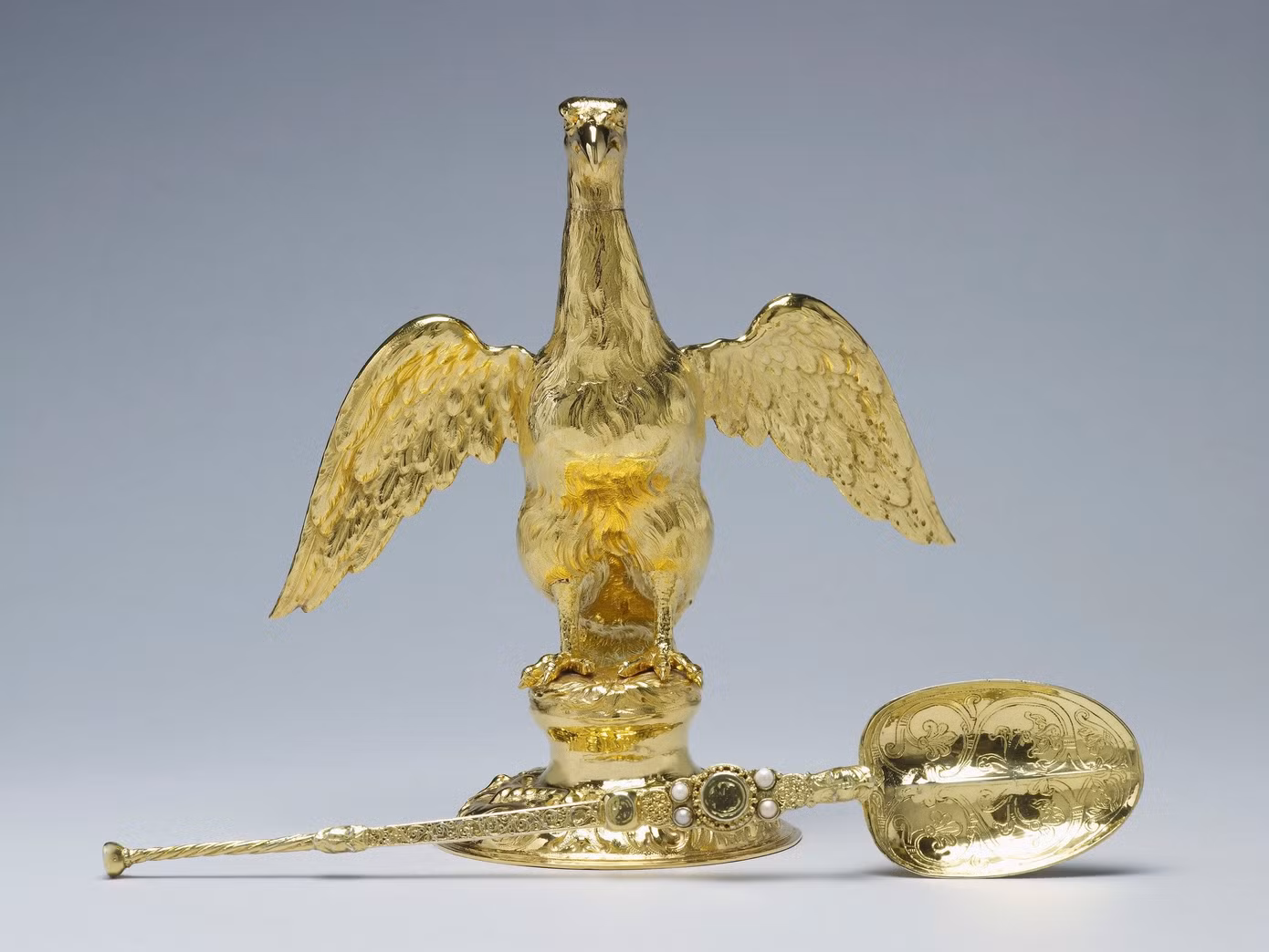 Ampulla và thìa đăng cơ. Ảnh: Jewel House.