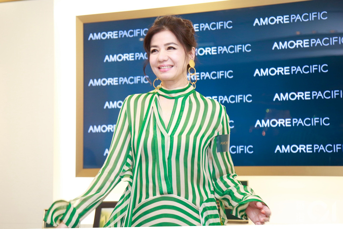 Chung Sở Hồng phải mất nhiều thời gian để nguôi ngoai nỗi đau mất chồng. Bà từng chia sẻ với báo chí thời điểm đen tối nhất cuộc đời, bà như người vô hồn. "Mỗi ngày tôi diện đồ đen. Sau công việc, tôi đi đến những nơi chúng tôi thường hay lui tới. Tôi không thể ngủ ngon giấc vì luôn nghĩ về anh. Cú sốc này theo tôi nhiều năm cho đến gần đây mới nguôi ngoai", bà nói. Ảnh: HK01.