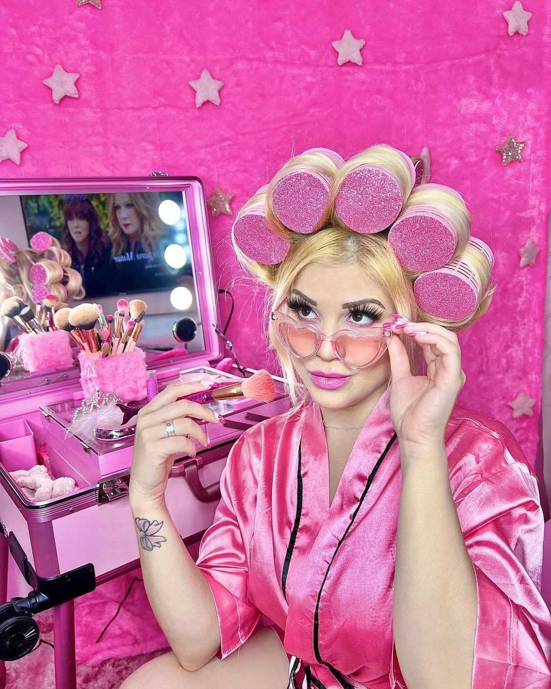 Khi bắt đầu trở thành ngôi sao mạng xã hội, "búp bê Barbie đời thực" quyết định cả cuộc đời mình chỉ toàn màu hồng. Ảnh: IG.