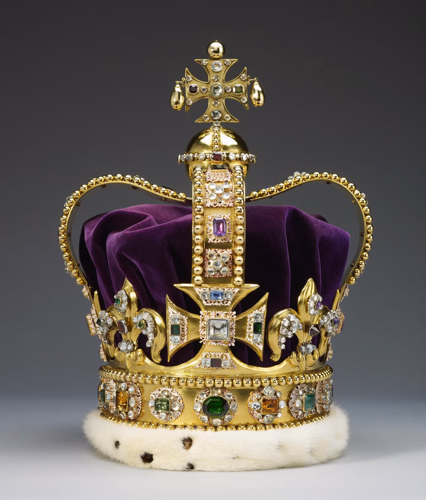 Vương miện Thánh Edward. Ảnh: The Royal Family.
