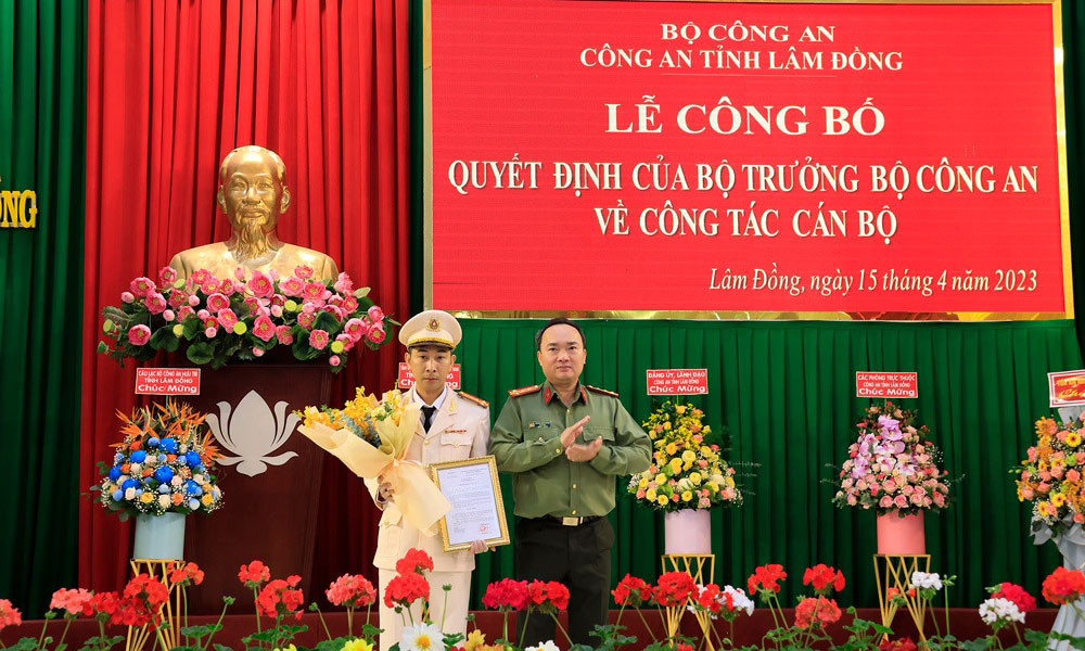 Đại tá Trương Minh Đương - Giám đốc Công an tỉnh Lâm Đồng (phải) trao quyết định bổ nhiệm cho Thượng tá Vũ Tuấn Anh. Ảnh: Báo Chính phủ.