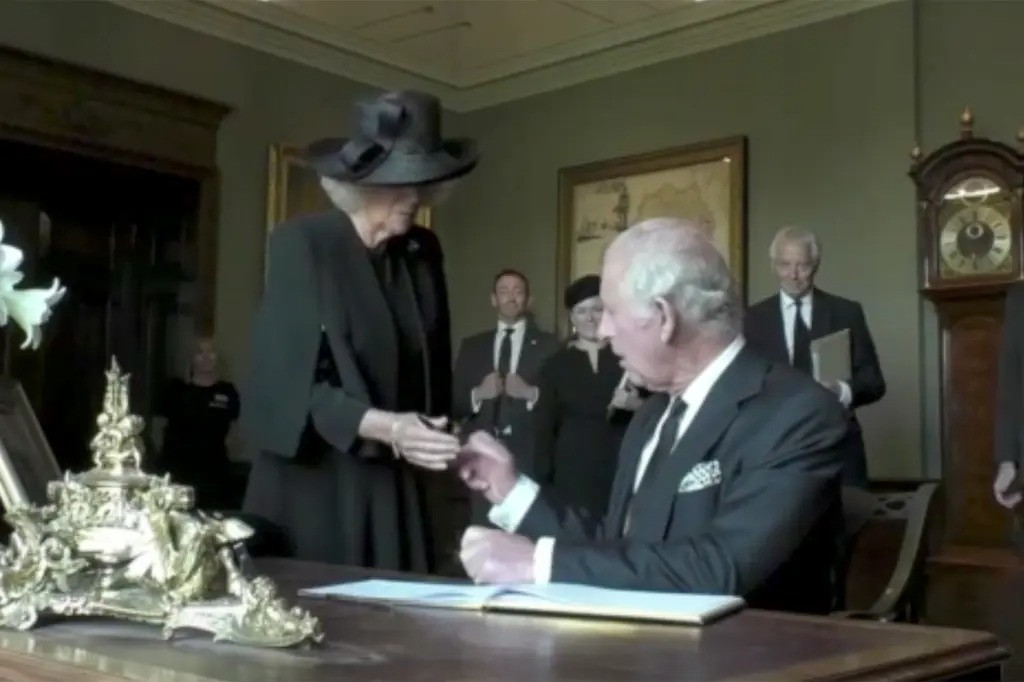 Vài ngày sau, ông tiếp tục bị ghi lại cảnh nổi cơn tam bành vì bút bị rò rỉ mực. Ảnh: Reuters.