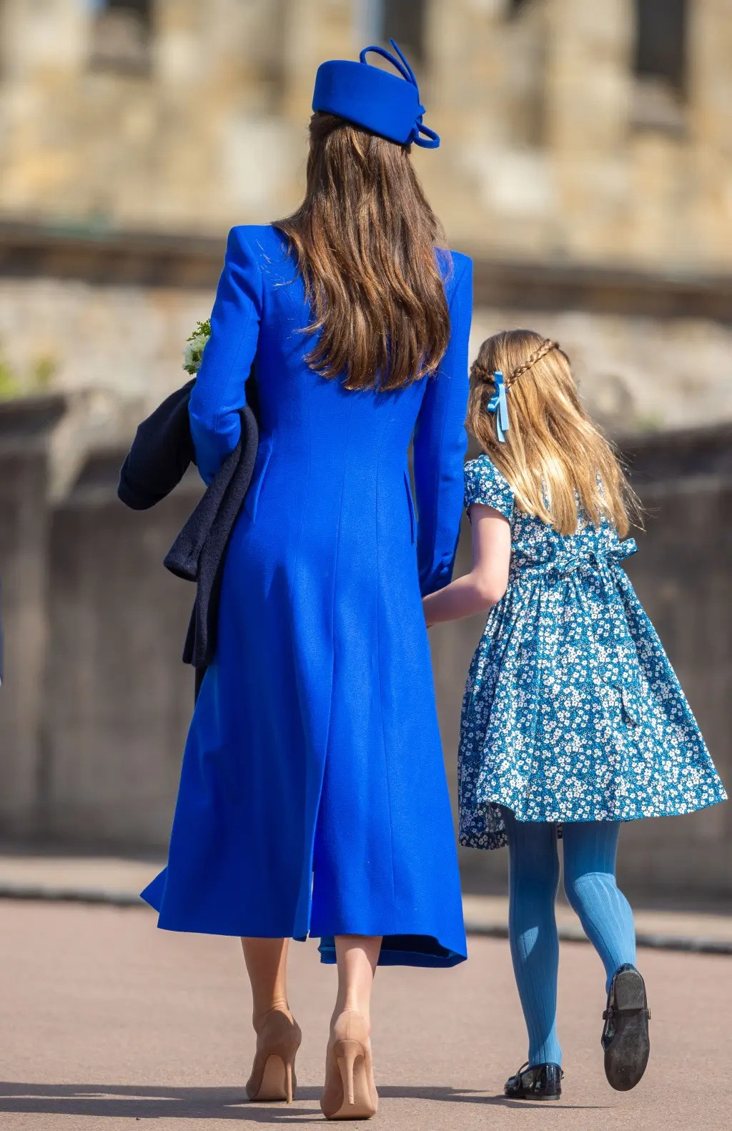 Công chúa Charlotte đáng yêu trong chiếc váy hoa và tất quần màu xanh. Cô bé cũng khoác thêm áo màu xanh navy sẫm và dùng dây buộc tóc xanh nhạt. Ảnh: GC Images.