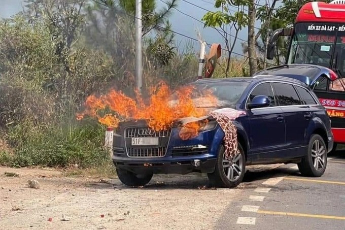 Xe Audi bất ngờ bốc cháy trên đèo Mimosa. Ảnh: Dân trí. Xe Audi bất ngờ bốc cháy trên đèo Mimosa. Ảnh: Dân trí.