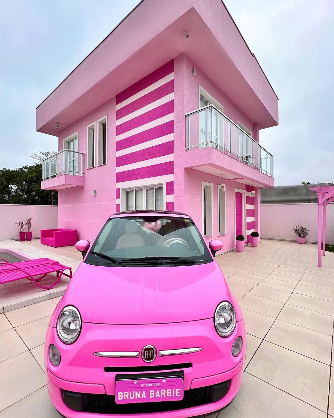 Ngay cả nhà và xe hơi cũng toàn màu hồng. Cô thuê kiến trúc sư thiết kế ra ngôi nhà lấy cảm hứng từ ngôi nhà búp bê vào thập niên 1990. Ảnh: IG.