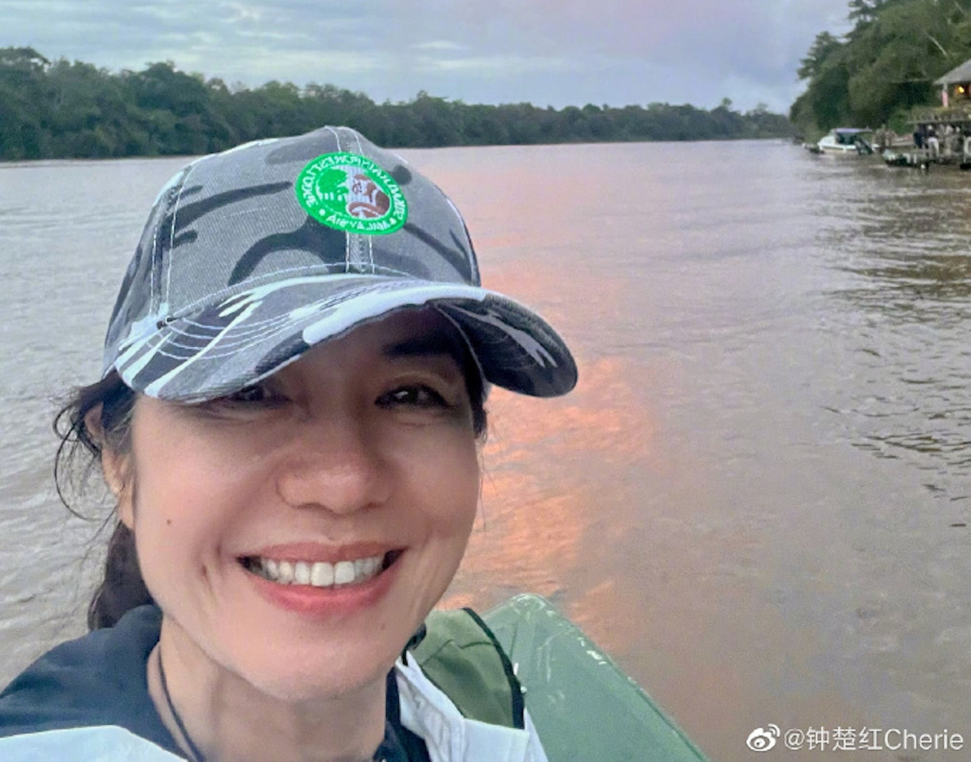 Trước đó, ngày 19/2, Chung Sở Hồng đăng ảnh selfie lên trang Weibo cá nhân. Bức ảnh chụp cận mặt cho thấy bà sở hữu làn da trắng hồng, mịn màng, chỉ có một vài nếp nhăn ở đuôi mắt và quanh miệng. Nhiều người khen bà bảo dưỡng nhan sắc tốt, trông như mới chỉ ngoài 40 tuổi. Ảnh: Weibo.