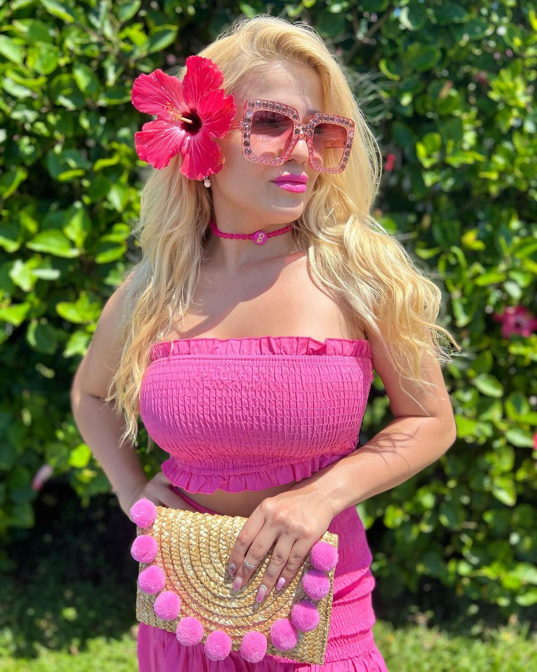 Ngoại trừ mái tóc vàng và màu da, hầu hết món đồ trên cơ thể cô, trang phục, phụ kiện, màu son, sơn móng tay... đều lấy tông hồng làm chủ đạo, chỉ khác mức độ đậm nhạt. Ảnh: IG.